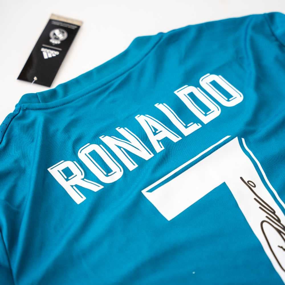 قميص ريال مدريد الاحتياطي موسم 2017/2018 بتوقيع رونالدو